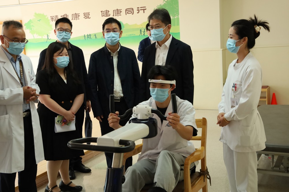 省政协医卫界别发挥专长服务群众